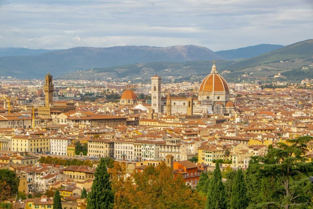 佛罗伦萨天际线的照片，中心是大教堂，从圣米尼亚托山拍摄——在意大利度蜜月的必经之站!