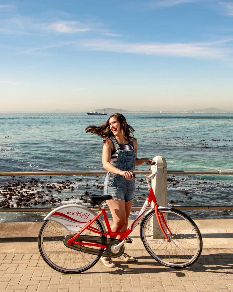 凯特王妃骑着一辆红色自行车在开普敦的海上