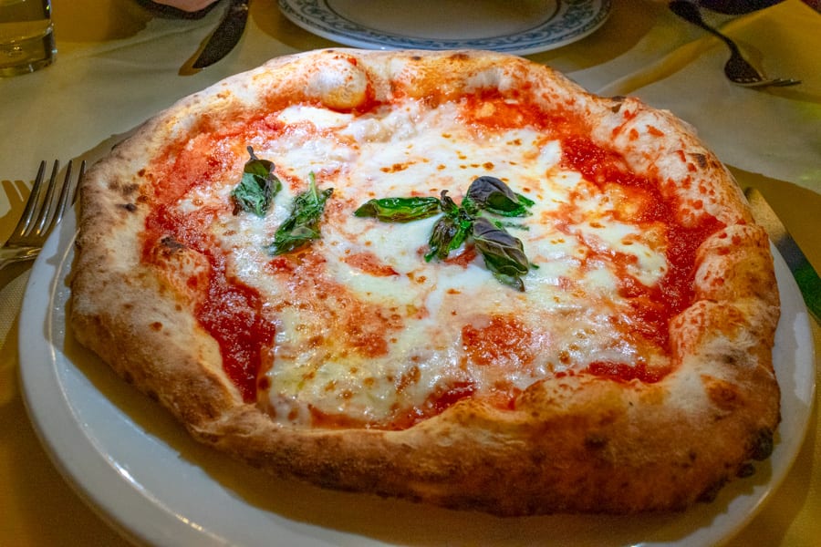 那不勒斯披萨之旅:布兰迪披萨店原版玛格丽特披萨