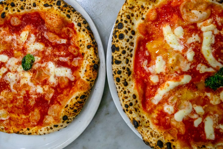 在那不勒斯披萨之旅中，从上面看两个比萨店，这是意大利最好的事情之一
