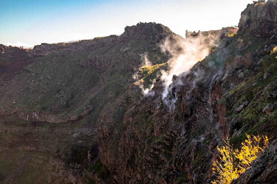 参观维苏威火山:冒烟的火山口