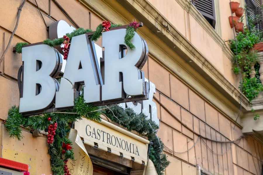 圣诞装饰的酒吧标志:冬天的罗马