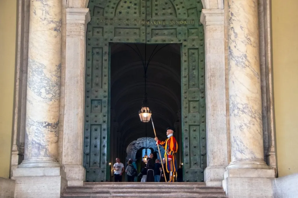 梵蒂冈卫队站在梵蒂冈城一扇巨大的绿色大门前