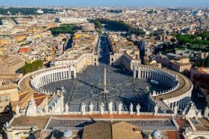 从圣彼得圆顶的顶部看到的圣彼得广场，这是罗马4天行程中最受欢迎的景点之一