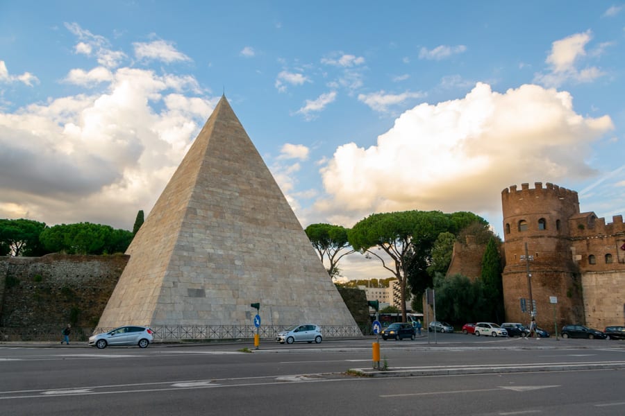在意大利罗马泰斯塔丘，从街对面看到的caius cestius金字塔