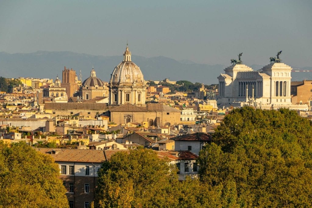 从意大利特拉斯特维尔的janiculum露台俯瞰罗马全景，这是罗马最好的隐藏宝石之一