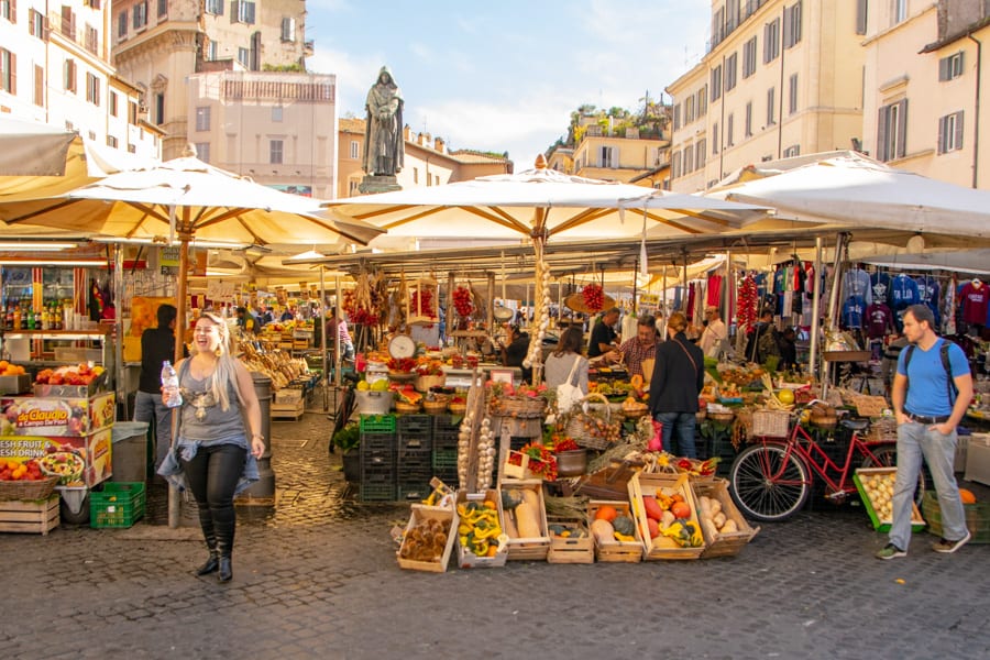 在罗马穿什么:拥挤的市场