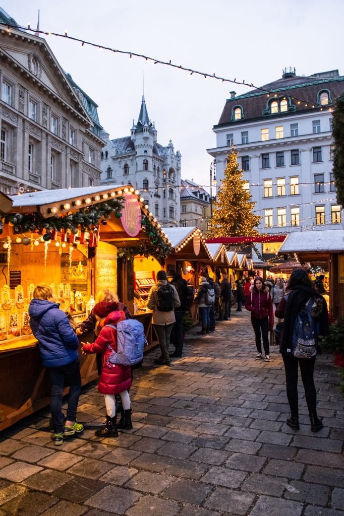 人们在奥地利维也纳圣诞市场购物