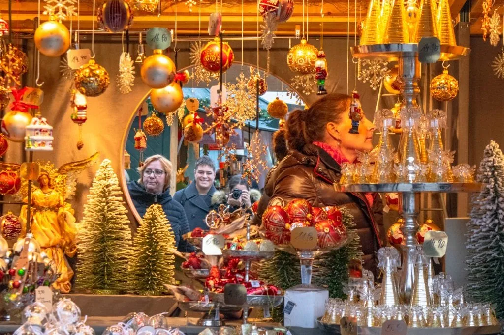在维也纳的圣诞市场摆摊