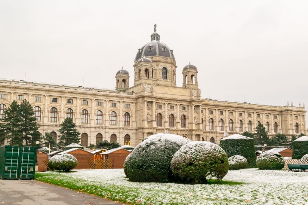 奥地利维也纳的宫殿被小雪覆盖
