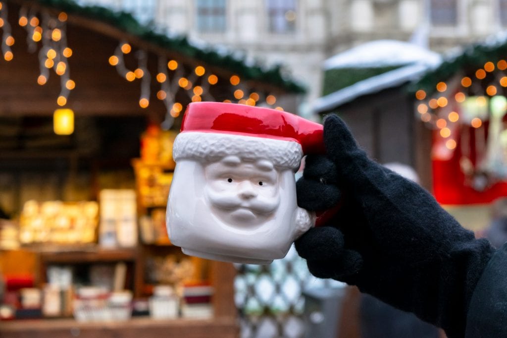 奥地利圣诞市场的圣诞老人马克杯