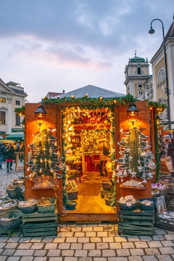 维也纳的圣诞市场摊位——当你决定是去布达佩斯还是去维也纳时，维也纳在12月胜出