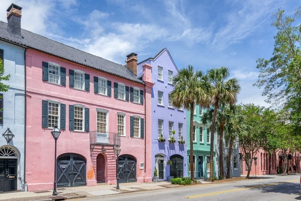 美国查尔斯顿的彩虹排，一排五颜六色的房子。从左到右分别是粉红色、紫色和绿色。查尔斯顿是美国最好的情侣周末旅行之一!