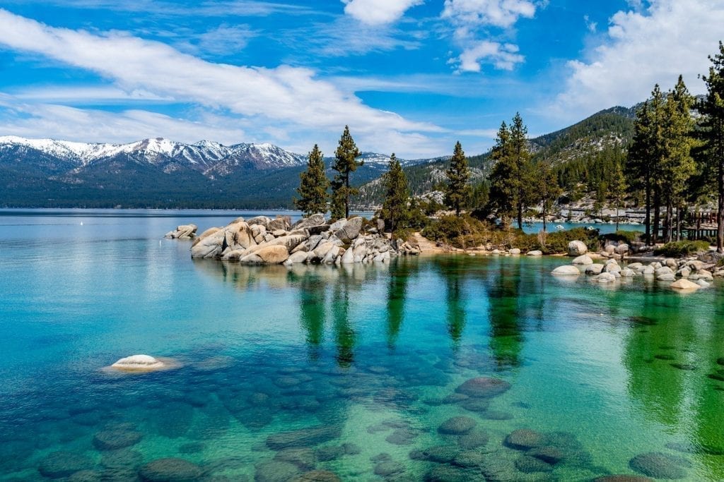 夏天清澈的太浩湖，背后是白雪皑皑的山脉，是情侣们在美国最好的度假胜地之一