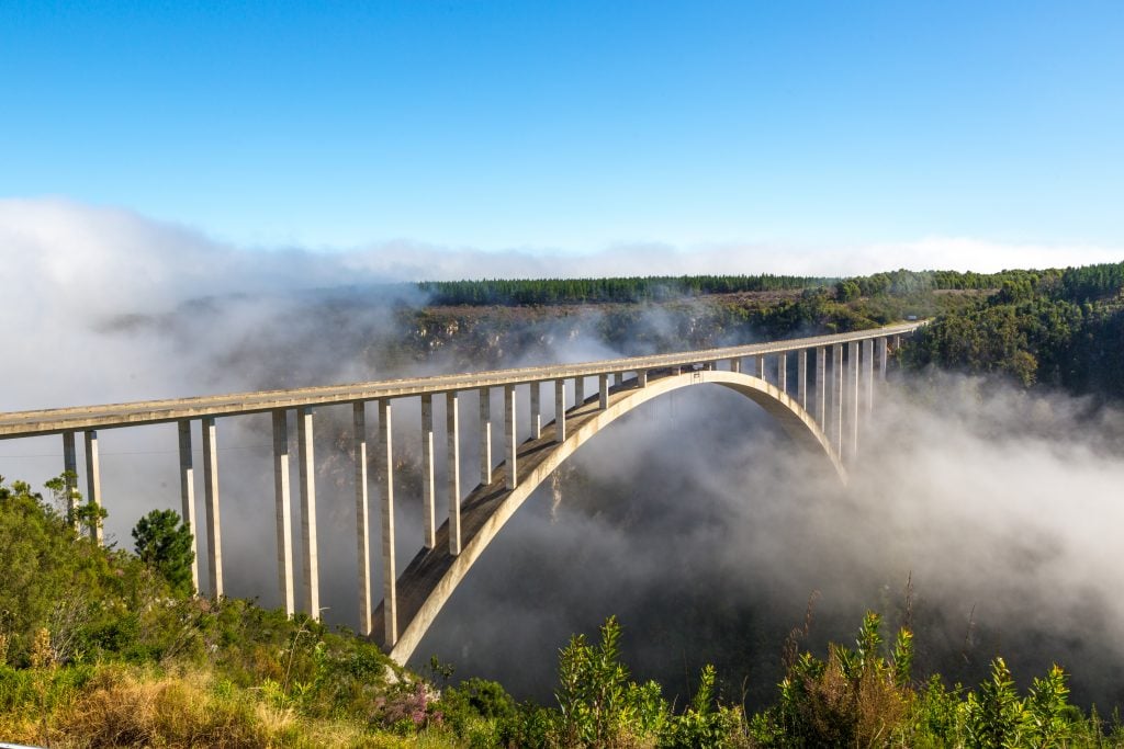 南非花园路线上人们蹦极的大桥