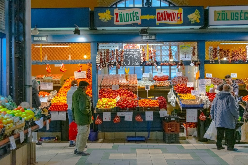 人们在匈牙利布达佩斯的大市场大排档购物