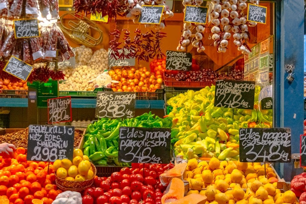 布达佩斯最好的食物:中央市场大厅的水果摊