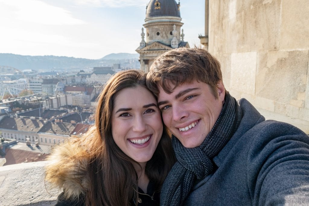 一对夫妇在圣斯蒂芬大教堂的屋顶上，布达佩斯最好的事情