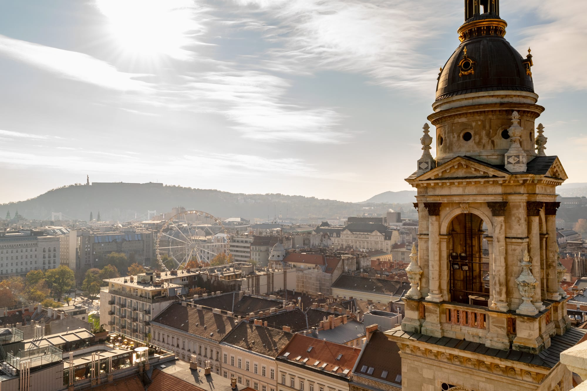 11月，从布达佩斯的圣斯蒂芬大教堂俯瞰布达佩斯，大教堂的钟楼在右边。