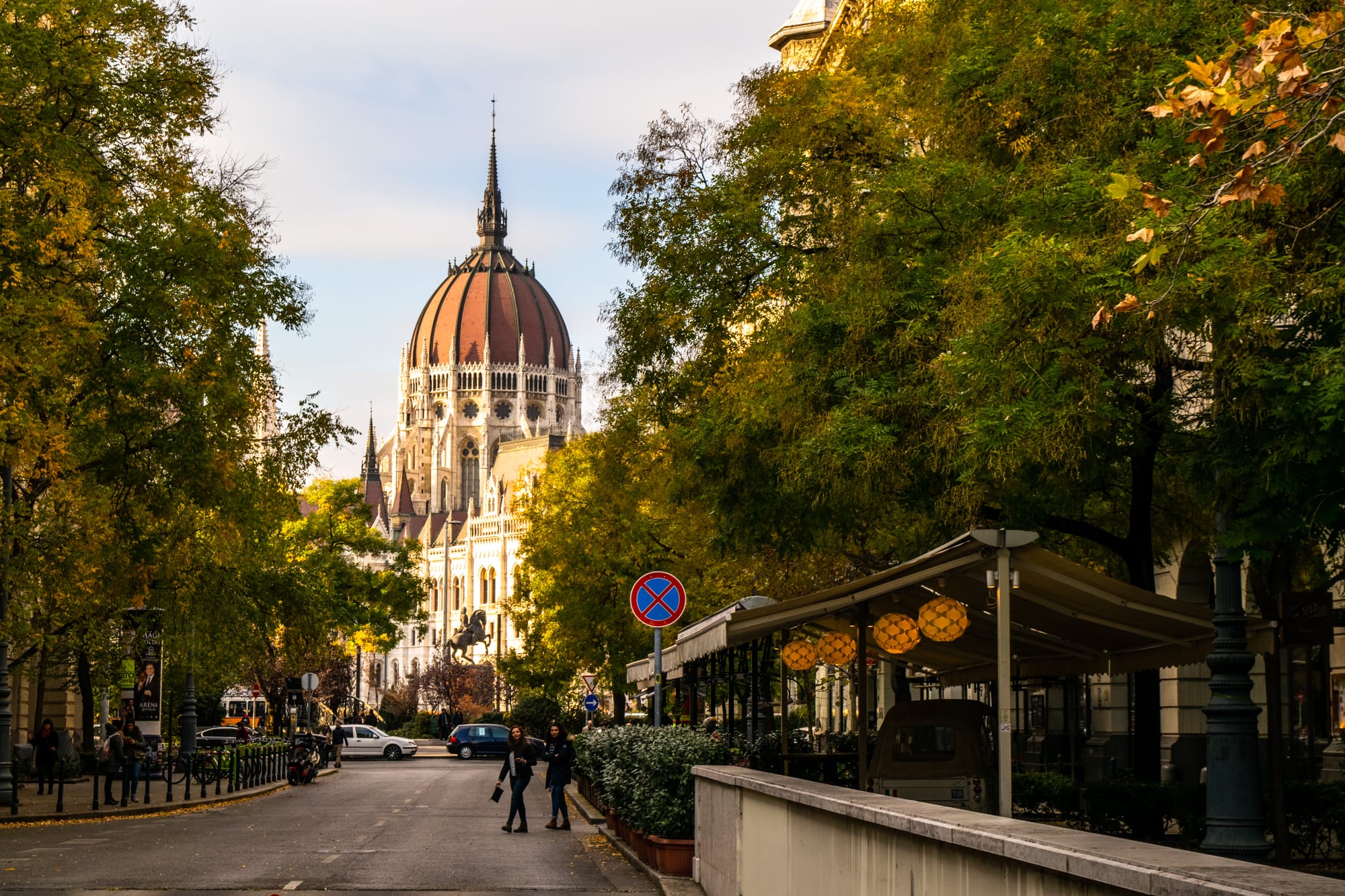 布达佩斯的街道上绿树成荫。远处是匈牙利议会的圆顶。