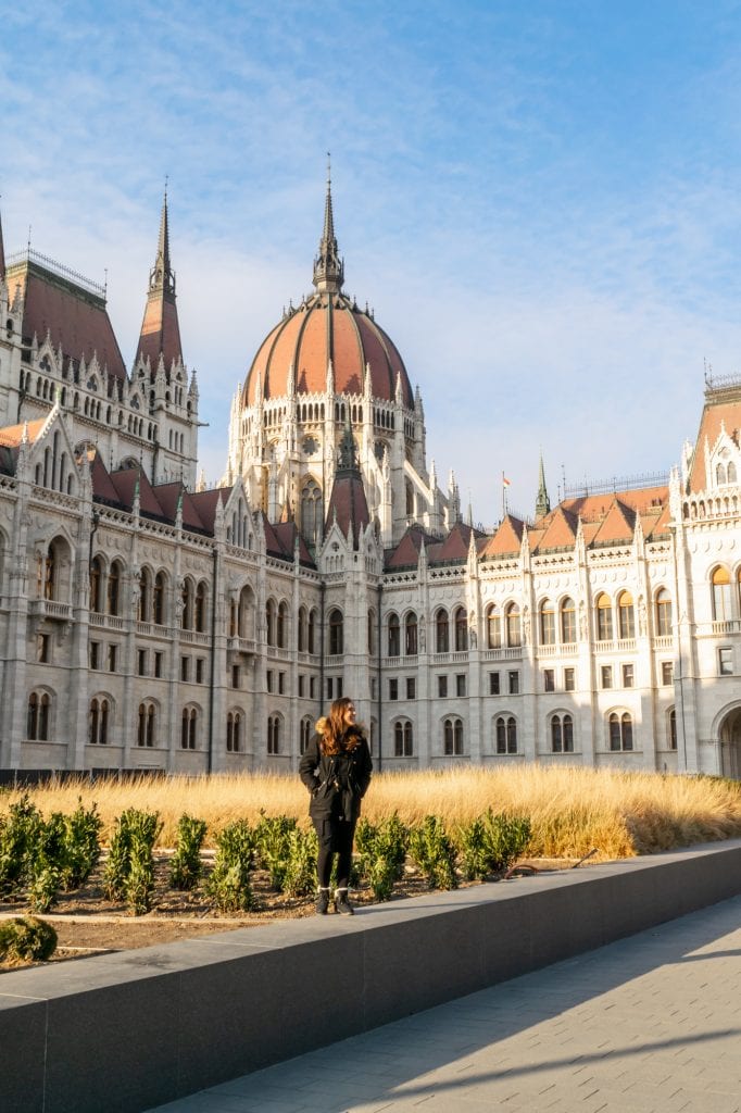 11月，身着黑色外套的凯特·斯道姆站在布达佩斯议会大厦前。