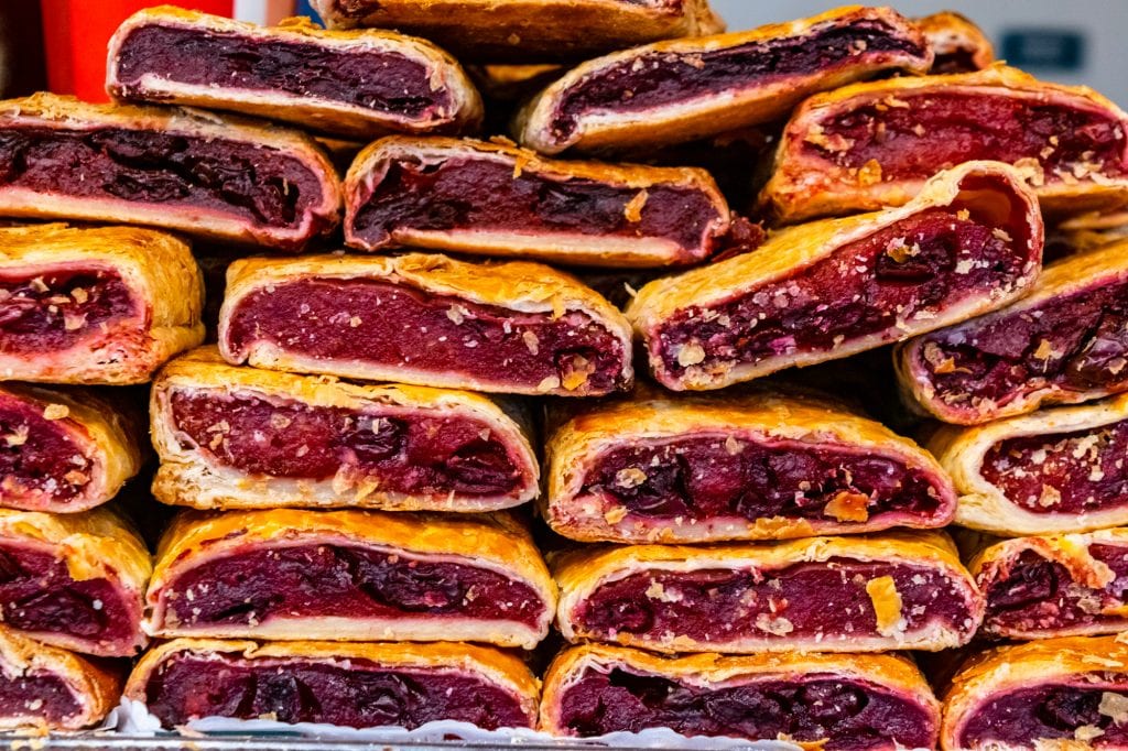 布达佩斯市场上的樱桃卷，布达佩斯最好的食物之一