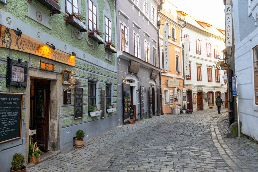 在Český克鲁姆洛夫的冬季，有彩色建筑的鹅卵石街道