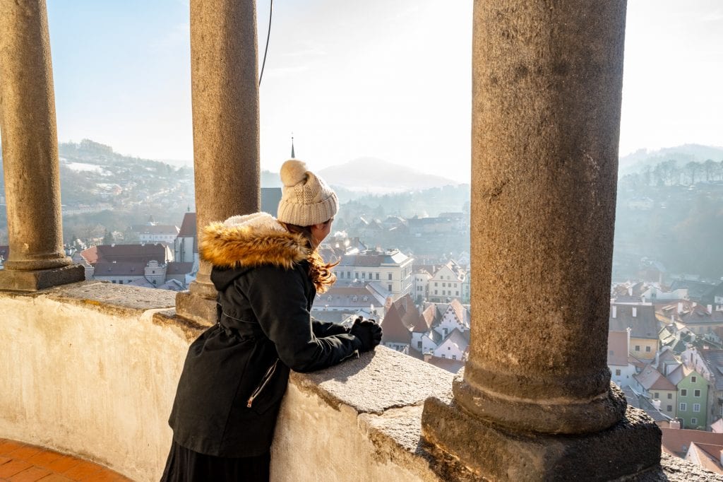 凯特王妃身着黑色大衣在捷克城堡塔顶亮相