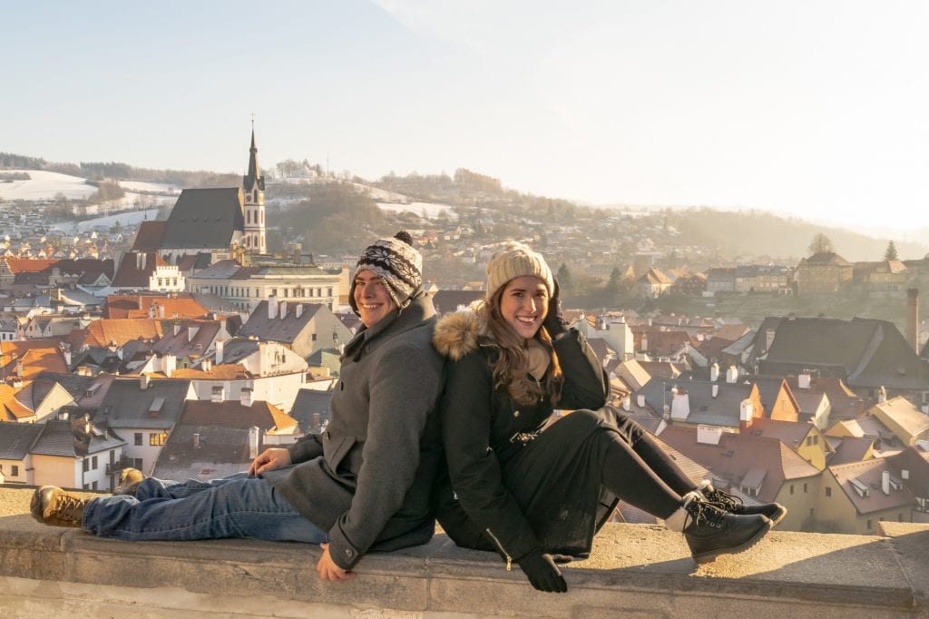 冬天，凯特·斯道姆和杰里米·斯道姆坐在岩壁上俯瞰塞斯基·克鲁姆洛夫