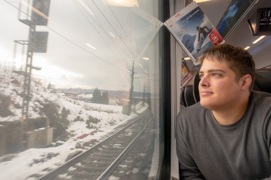 杰里米·斯托姆在从维也纳开往塞斯基·克鲁姆洛夫的火车上看着窗外的雪景