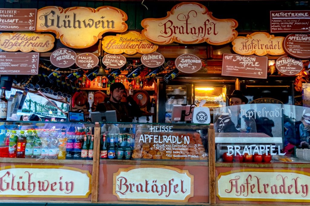 萨尔茨堡圣诞市场的小摊上卖着葡萄酒和零食