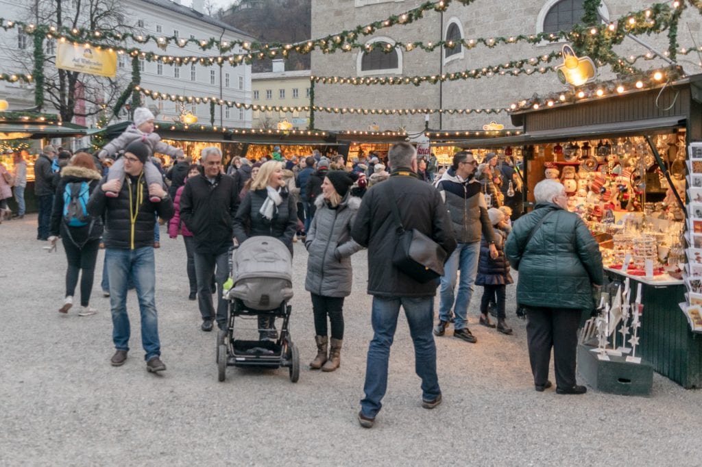 萨尔茨堡圣诞节购物的人群