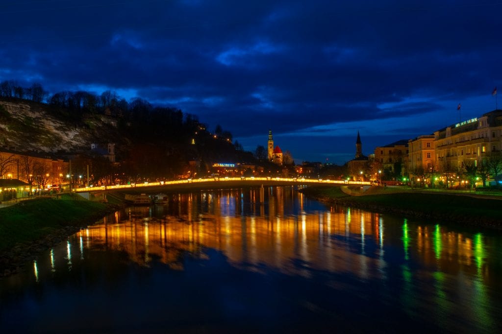 萨尔茨堡的冬天:夜晚的河流