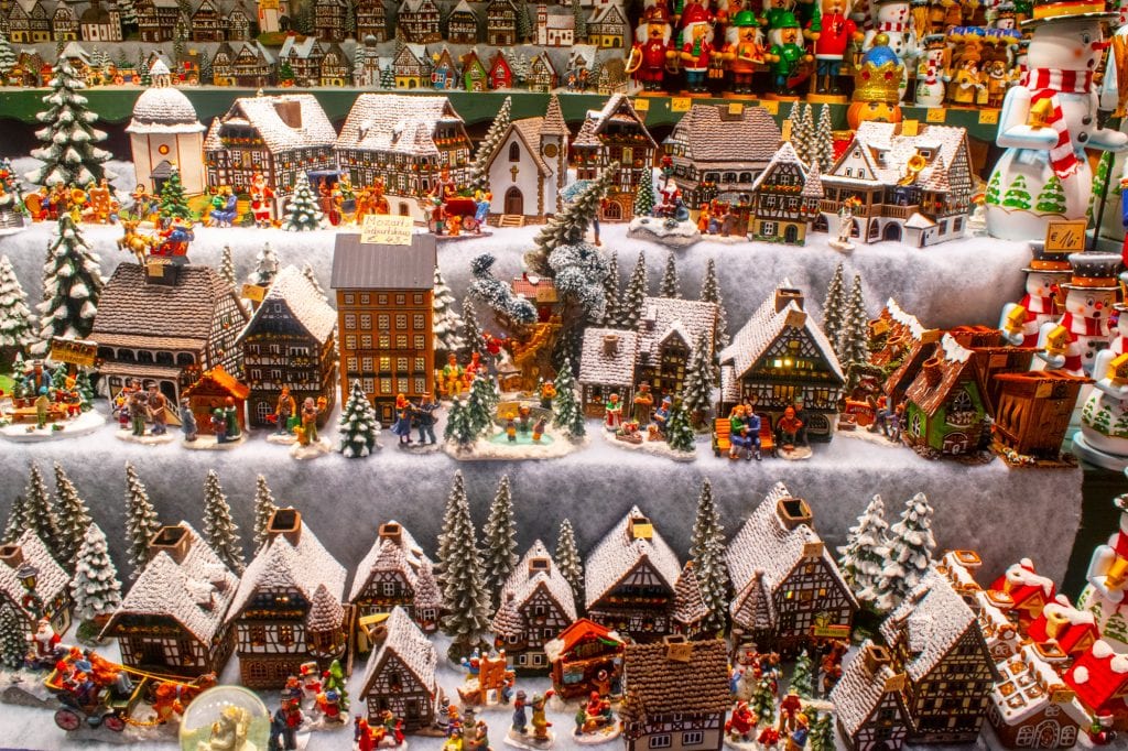 萨尔茨堡的冬天:圣诞市场上的雕刻房屋