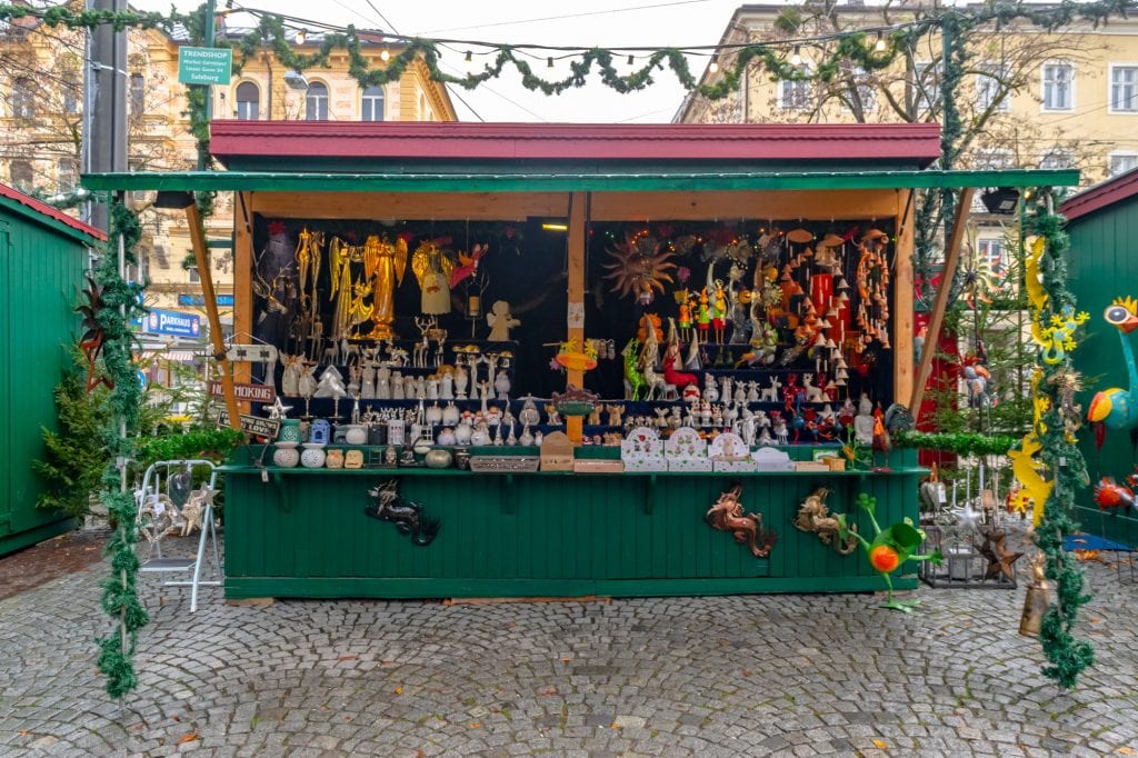 12月期间，奥地利萨尔茨堡的圣诞市场摆摊出售工艺品