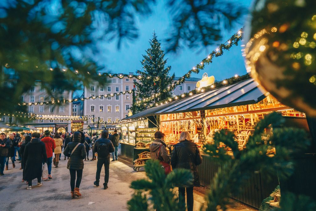 圣诞节在奥地利萨尔茨堡圣诞市场的夜晚