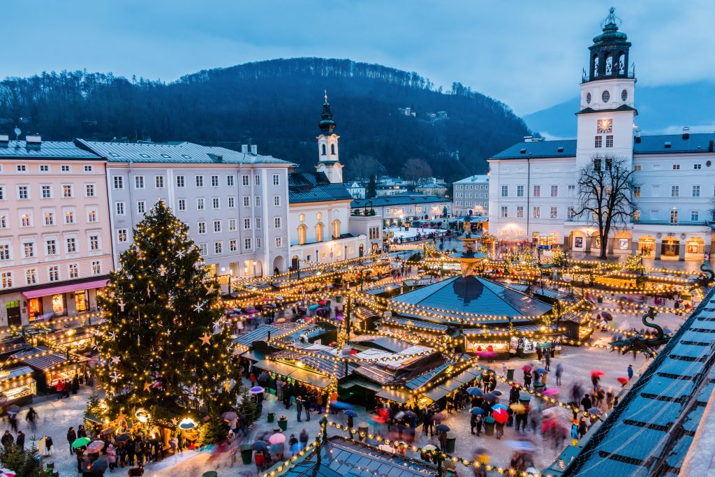 夜晚从上空俯瞰萨尔茨堡圣诞市场，这是萨尔茨堡冬季最好的活动之一