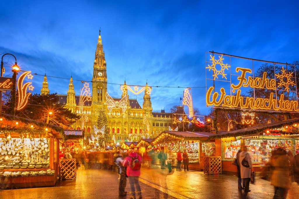奥地利最好的圣诞市场之一的夜晚，蓝色的时间在奥地利维也纳