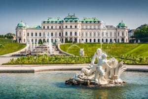在布达佩斯和维也纳之间做选择时，考虑维也纳的宫殿