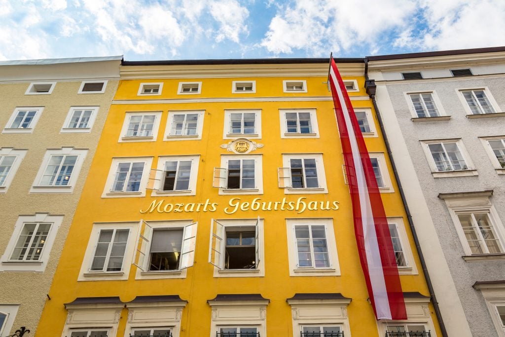 奥地利萨尔茨堡最著名的景点之一，莫扎特出生地的黄色正面