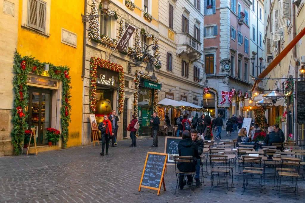 罗马的街景与圣诞彩灯和装饰，冬天的罗马贴士