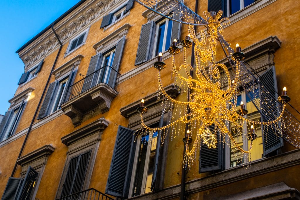 西班牙台阶附近的圣诞彩灯，罗马的冬天