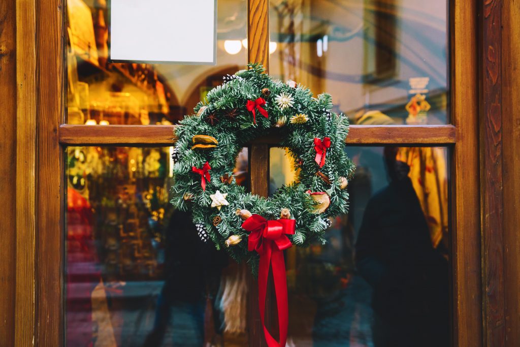 圣诞花环在一个舒适的咖啡馆的窗户，一个最好的事情做cesky krumlov冬天