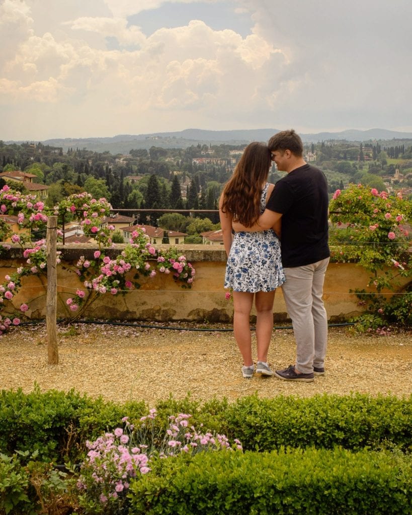 春天，在托斯卡纳，凯特和杰里米在佛罗伦萨的波波利花园