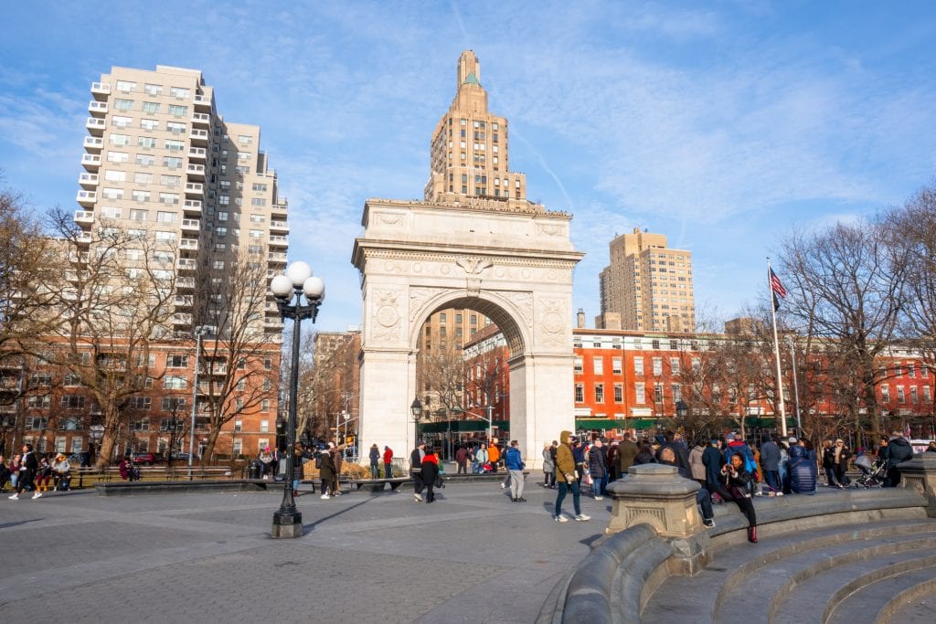 纽约华盛顿广场公园的照片，照片中间可以看到拱门。