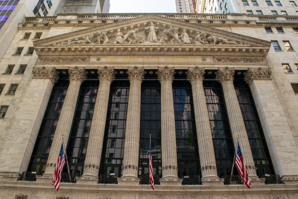 在纽约金融区的纽约证券交易所的前立面与柱在前面