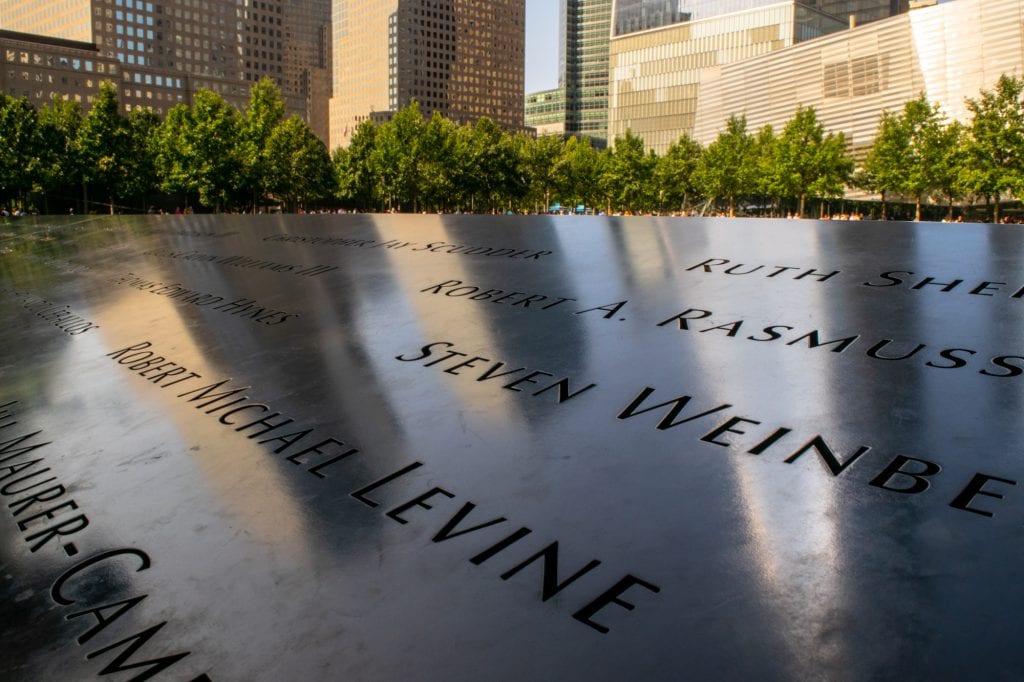 纽约市金融区9/11纪念碑上的名字特写
