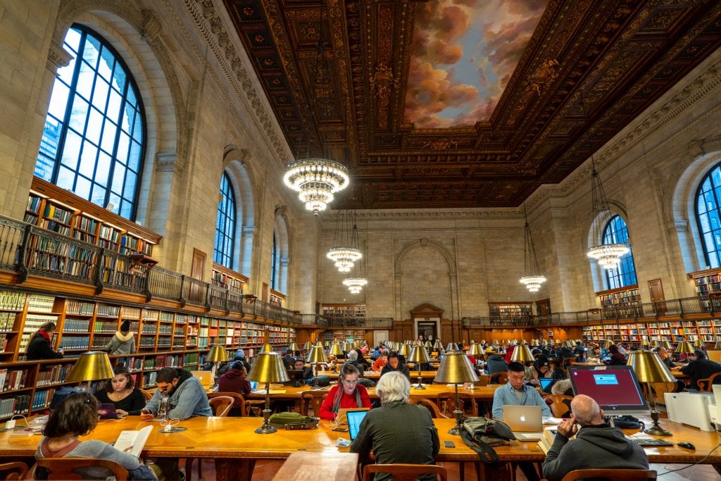 纽约公共图书馆的玫瑰阅览室，在纽约为期两天的周末行程中是一个有趣的地方