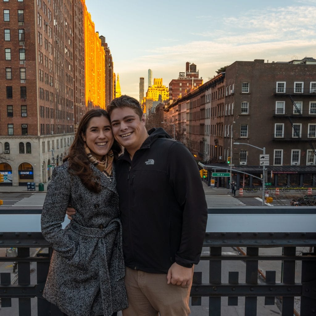 凯特·斯托姆和杰里米·斯托姆穿着冬装，在纽约的4天行程中微笑着站在切尔西高架线上