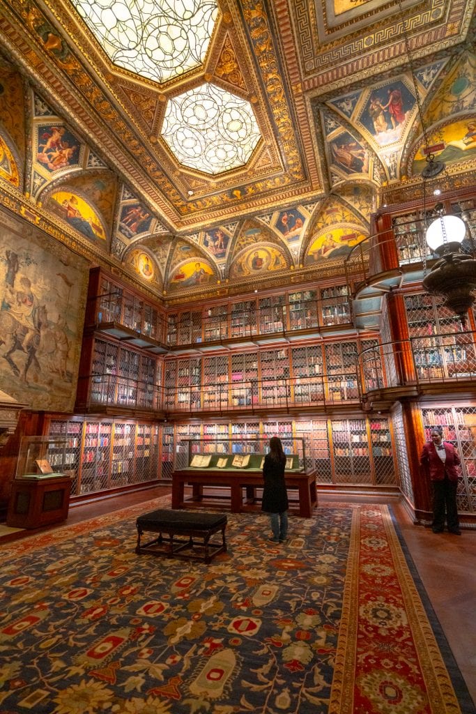 摩根图书馆内部的照片——如果你爱书，一定要把这个地方加入你在纽约中城要做的事情的清单中。